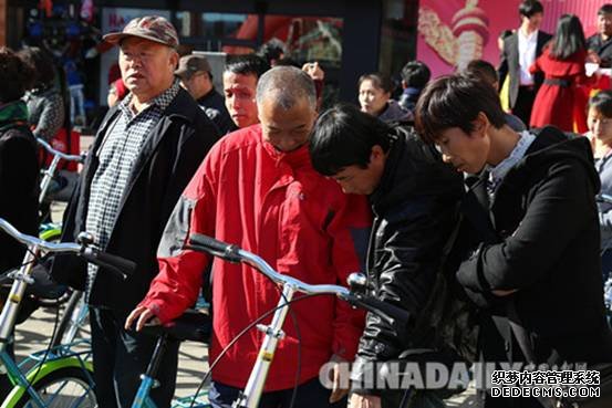 秦皇島市愛(ài)心企業(yè)向貧困家庭捐贈(zèng)自行車(chē)