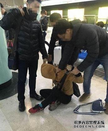 女子地鐵內(nèi)手機被盜 熱心乘客合力擒賊