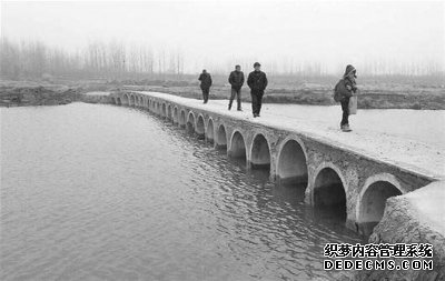 7旬老人炒瓜子攢12萬捐橋其子智殘正申請低保