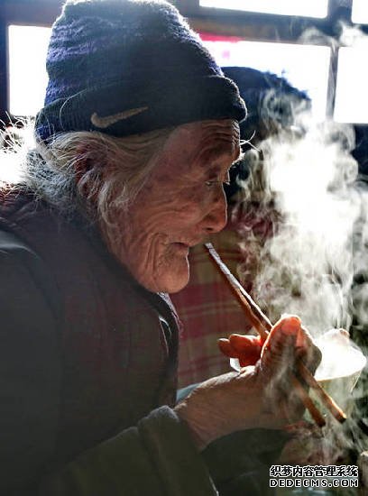 組圖：秦皇島94歲老母親照顧病弱在床兒子幾十年 