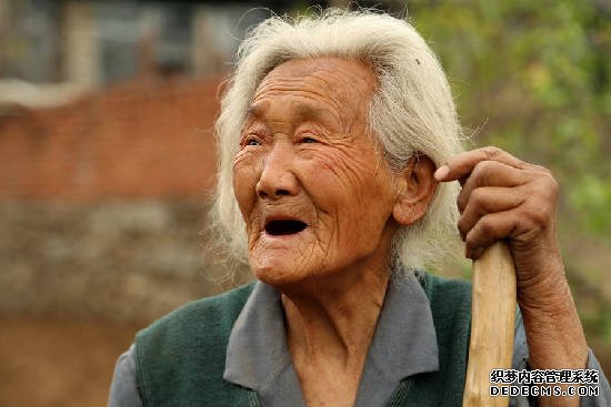 組圖：秦皇島94歲老母親照顧病弱在床兒子幾十年 