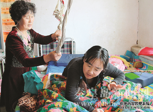 趙麗紅每次想坐起來(lái)都得費(fèi)一番力氣，有常慶東在情況就好多了。