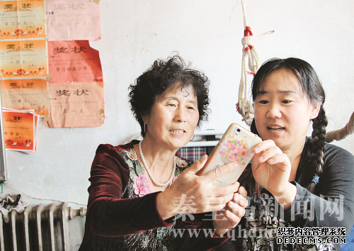 姐倆打算來(lái)張合影。