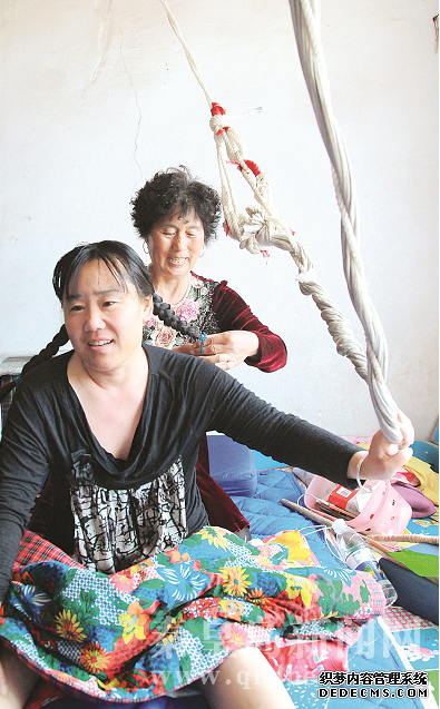 常慶東正在為趙麗紅梳頭。