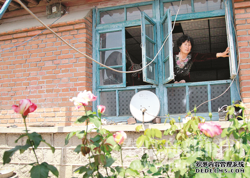 打開(kāi)窗戶讓趙麗紅看看院子里的花。