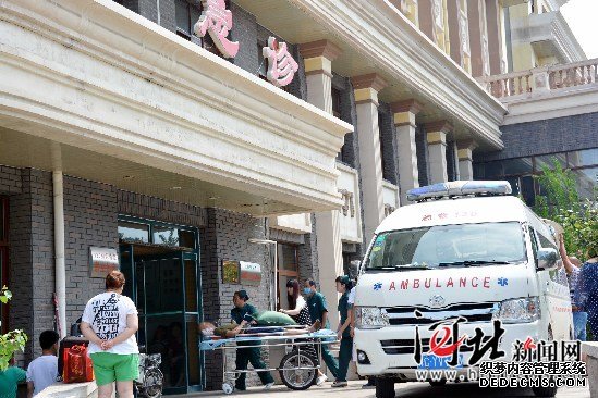 北戴河醫(yī)院醫(yī)生上完夜班靠櫥柜睡著 獲贊“最美睡姿”