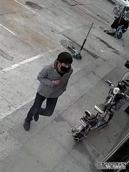 23日建設(shè)大街發(fā)生一起入店拎包盜竊案